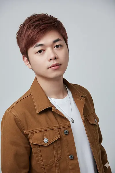 AIを使って簡単に美しい赤い背景のポートレート画像を作成する方法