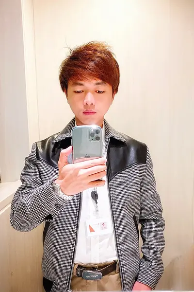 AIを使って簡単に美しい赤い背景のポートレート画像を作成する方法