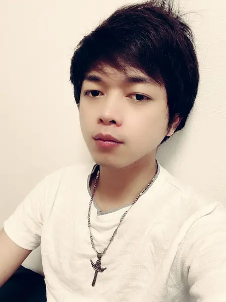 AIを使って簡単に美しい赤い背景のポートレート画像を作成する方法